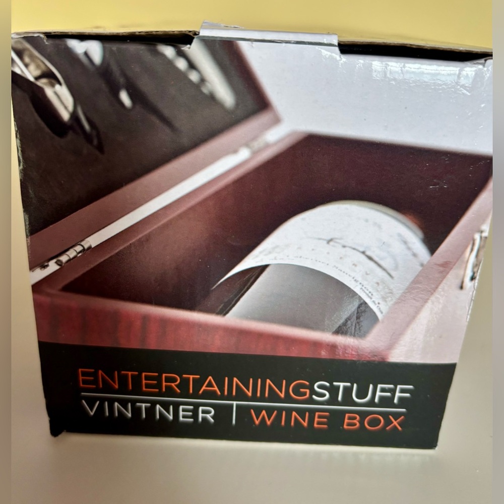 NWOT Entertaining wine box